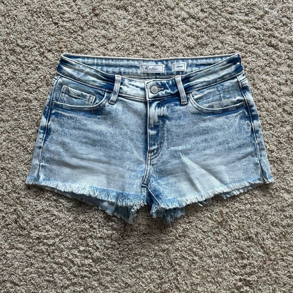 KanCan Women’s Low-Rise Stretch Jean Shorts w Frayed Hem. Size 28. Like-New!